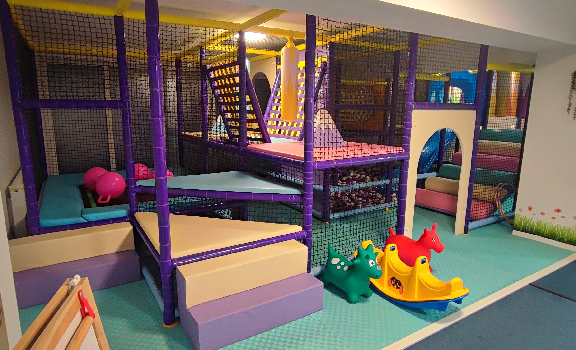 Structură modulară cu tobogan și piscină cu bile la PandaPlay