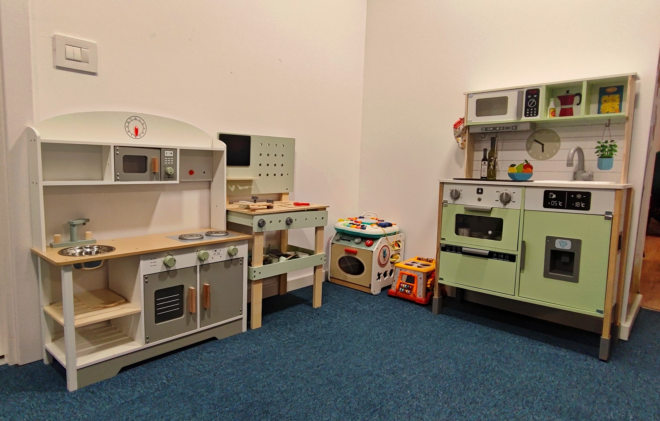 Zonă Montessori cu panou interactiv și bucătării pentru copii la PandaPlay